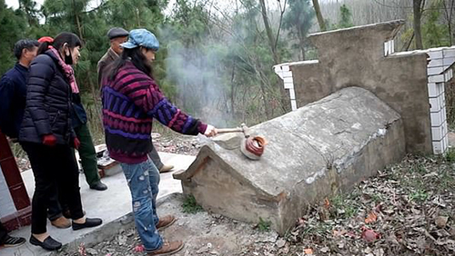 Nghệ sĩ Trung Quốc gây tranh cãi vì chụp ảnh khỏa thân cùng hài cốt của cha