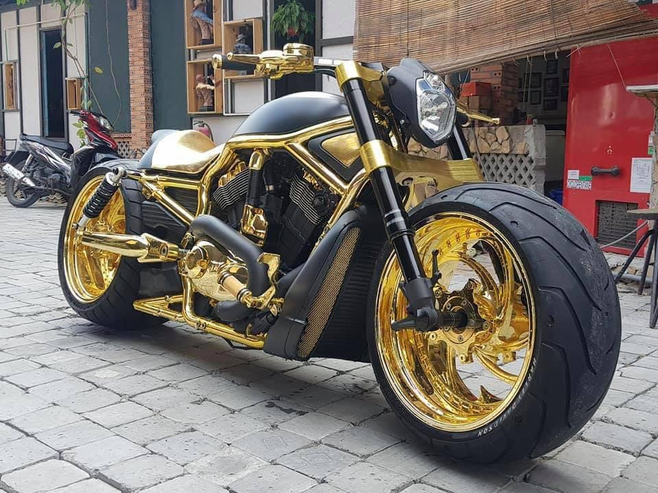 Phúc XO nổi tiếng trên mạng xã hội bởi dàn xe mạ vàng đình đám