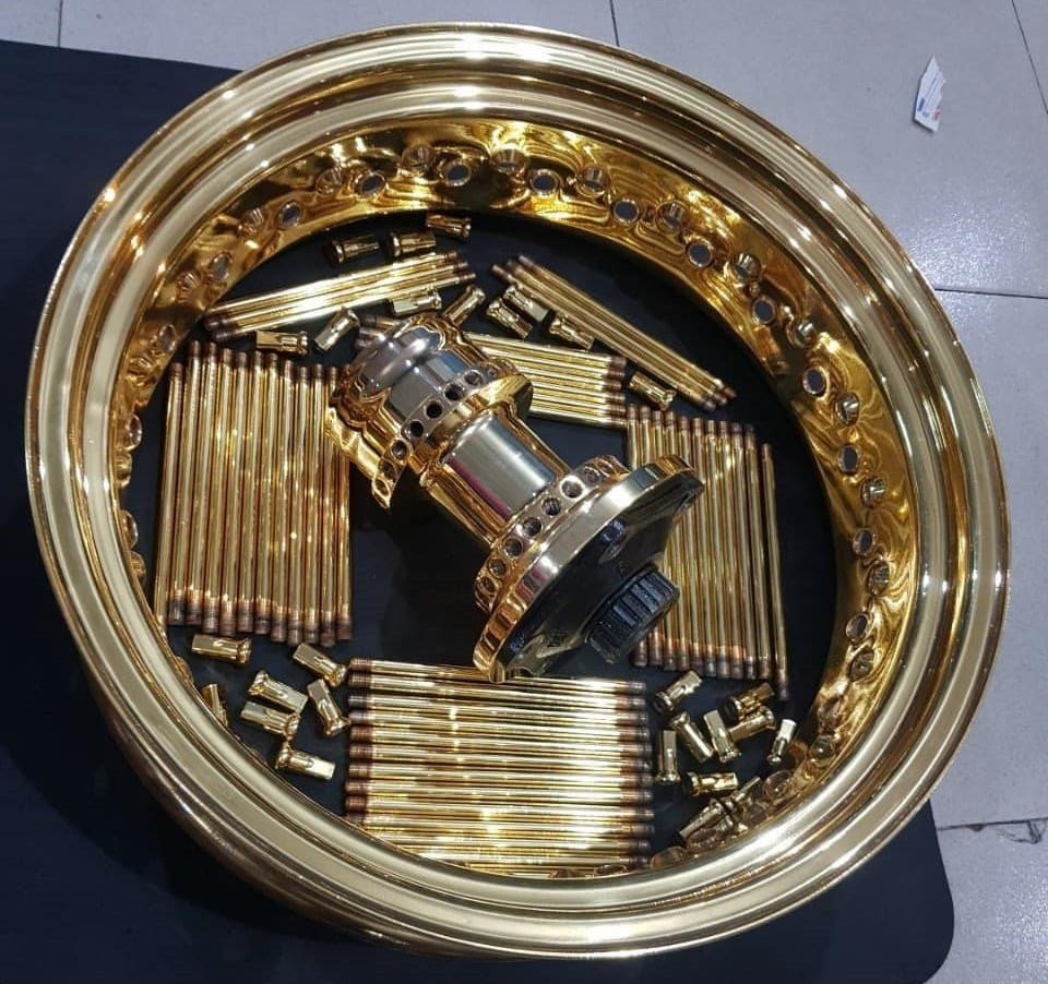 Phúc XO nổi tiếng trên mạng xã hội bởi dàn xe mạ vàng đình đám