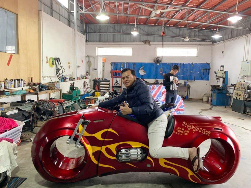 Phúc XO nổi tiếng trên mạng xã hội bởi dàn xe mạ vàng đình đám