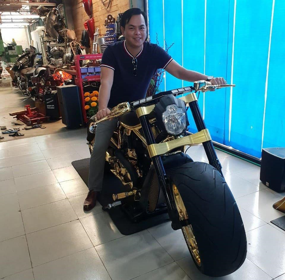 Phúc XO nổi tiếng trên mạng xã hội bởi dàn xe mạ vàng đình đám