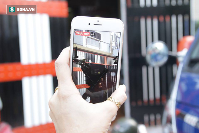 Công an áp giải Phúc XO và em trai về nhà khám xét, người dân tụ tập livestream