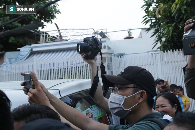 Công an áp giải Phúc XO và em trai về nhà khám xét, người dân tụ tập livestream