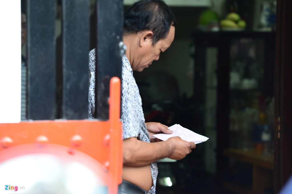 Người dân vây kín nhà riêng Phúc XO khi cảnh sát khám xét