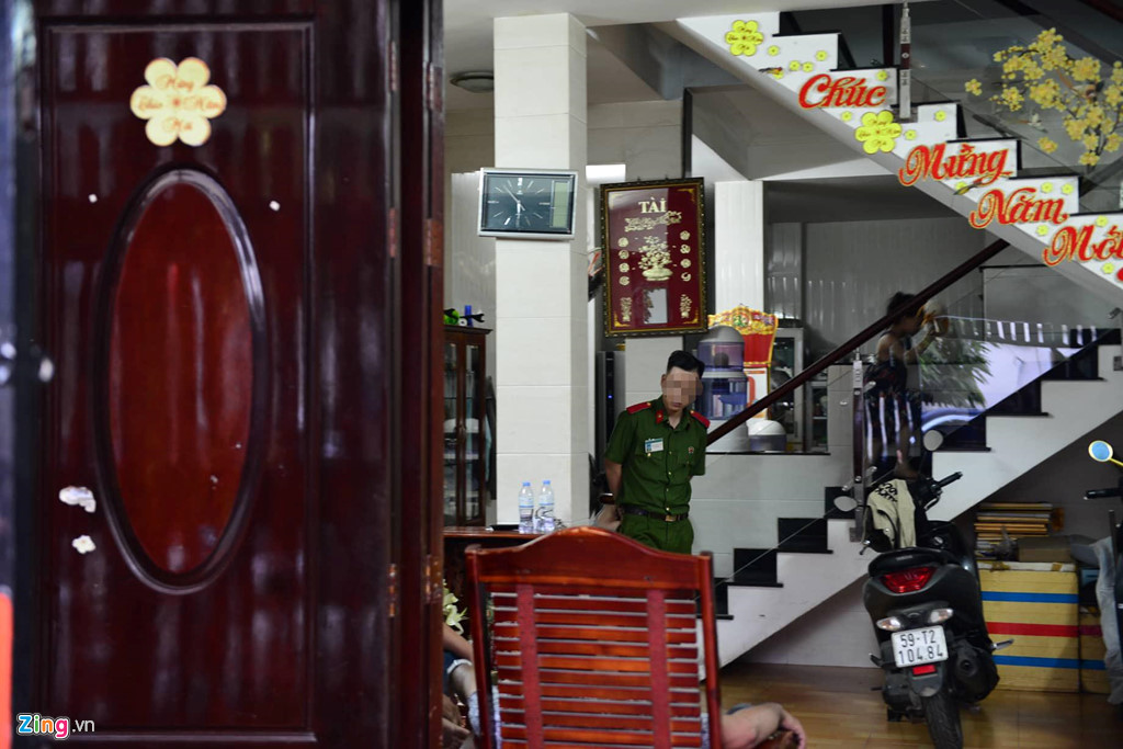 Người dân vây kín nhà riêng Phúc XO khi cảnh sát khám xét