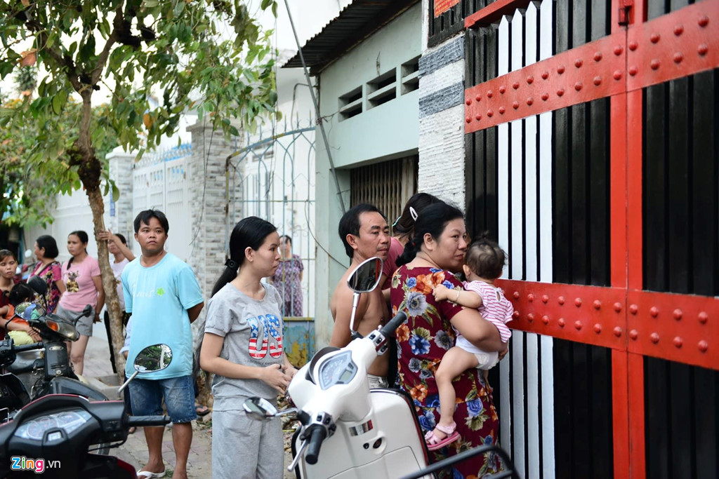 Người dân vây kín nhà riêng Phúc XO khi cảnh sát khám xét