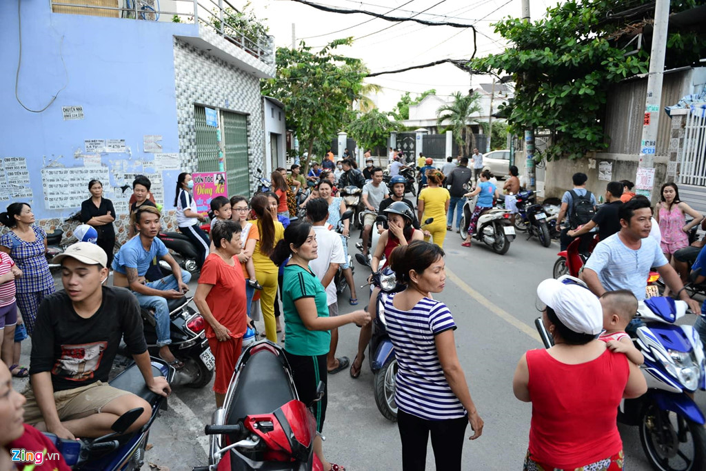 Người dân vây kín nhà riêng Phúc XO khi cảnh sát khám xét