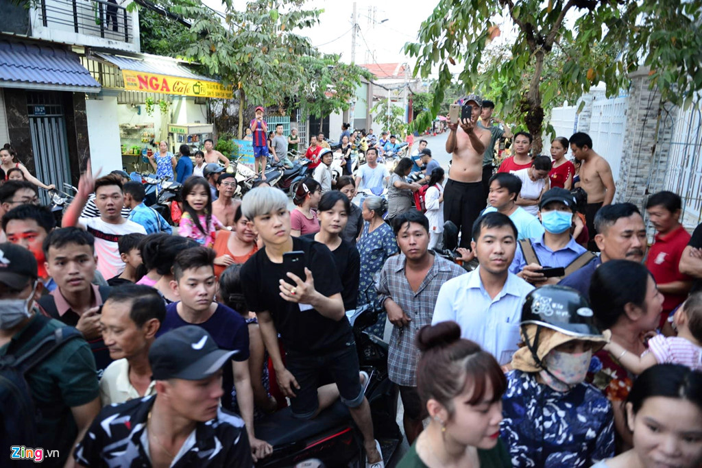 Người dân vây kín nhà riêng Phúc XO khi cảnh sát khám xét