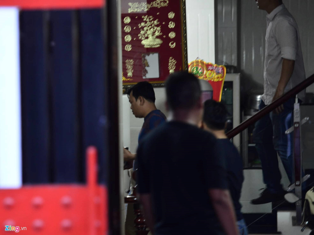 Người dân vây kín nhà riêng Phúc XO khi cảnh sát khám xét