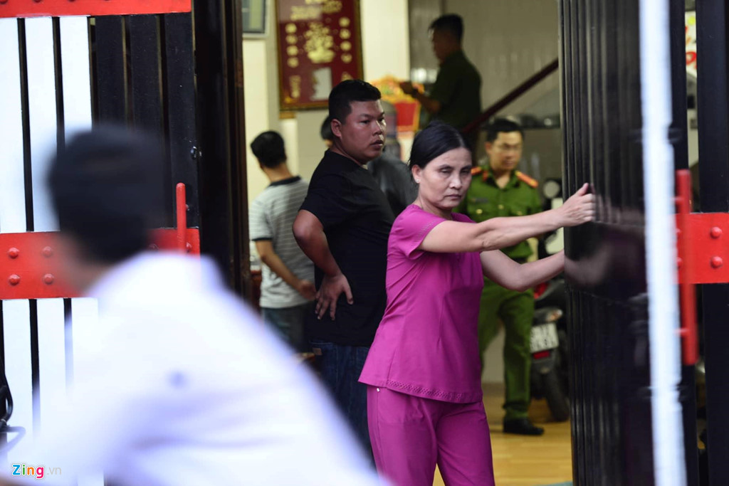 Người dân vây kín nhà riêng Phúc XO khi cảnh sát khám xét