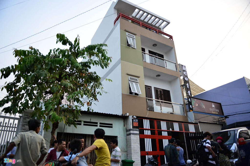 Người dân vây kín nhà riêng Phúc XO khi cảnh sát khám xét