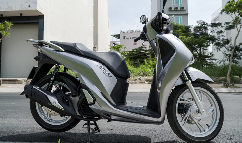 Honda SH mới về:Đắt gần bằng ô tô, dân buôn chém tiền chênh