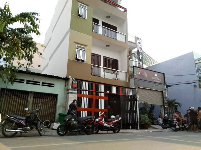 Công an áp giải Phúc XO và em trai về nhà khám xét, người dân tụ tập livestream