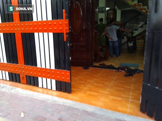 Công an áp giải Phúc XO và em trai về nhà khám xét, người dân tụ tập livestream