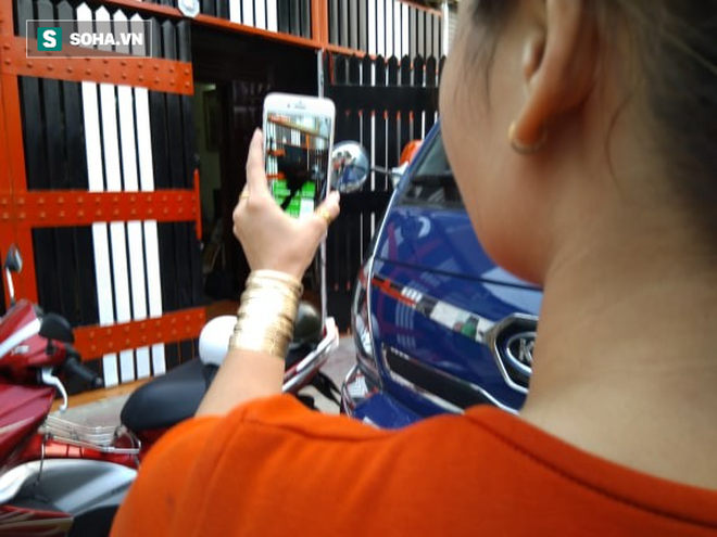 Công an áp giải Phúc XO và em trai về nhà khám xét, người dân tụ tập livestream