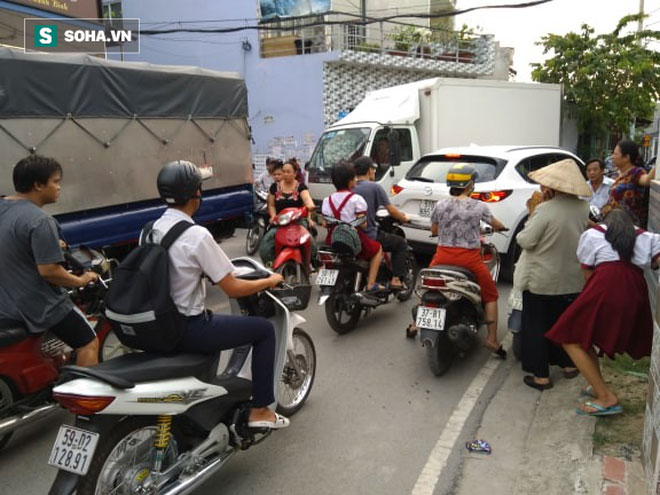 Công an áp giải Phúc XO và em trai về nhà khám xét, người dân tụ tập livestream