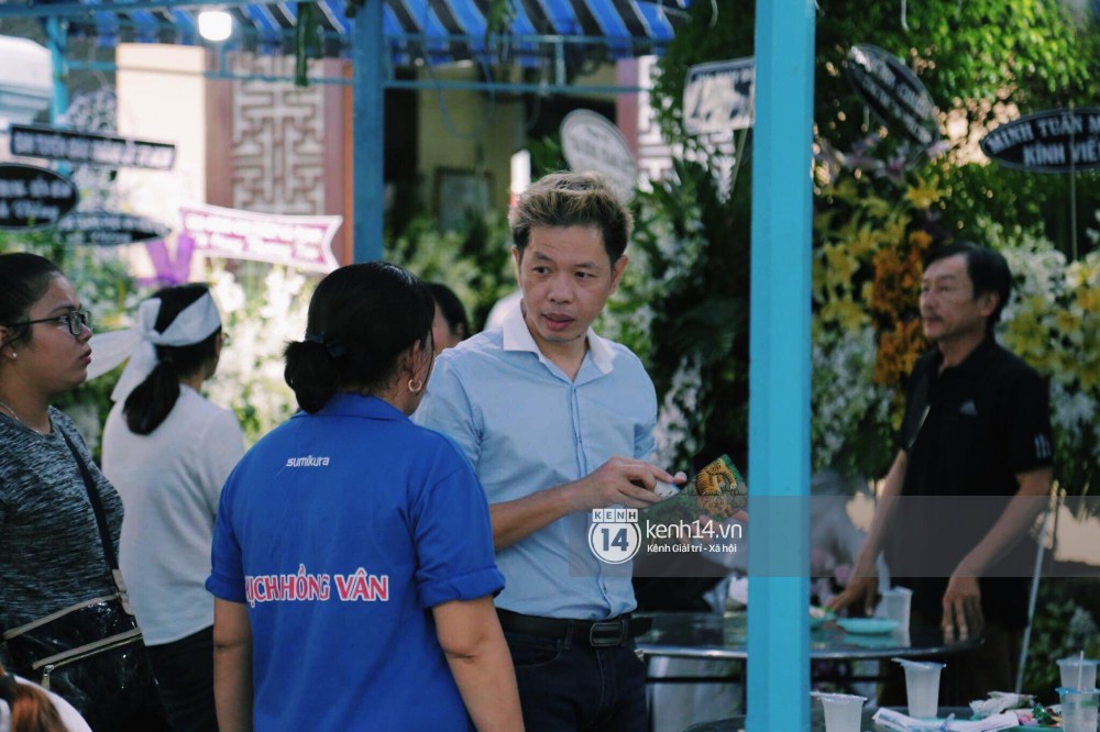 Dàn nghệ sĩ không giấu nổi đau buồn, bật khóc trong tang lễ Anh Vũ ngày thứ 2