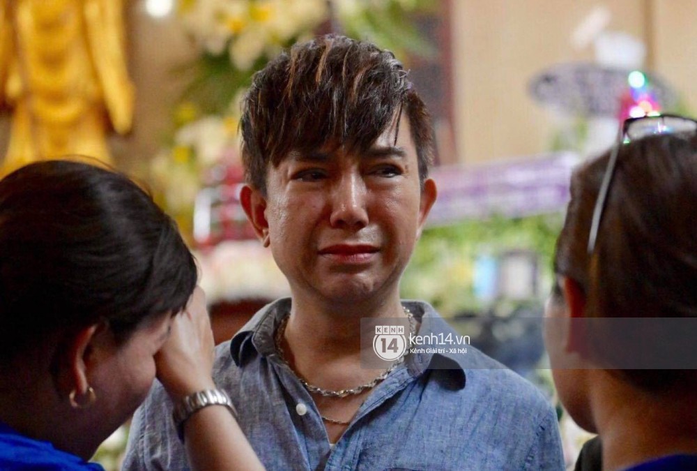 Dàn nghệ sĩ không giấu nổi đau buồn, bật khóc trong tang lễ Anh Vũ ngày thứ 2