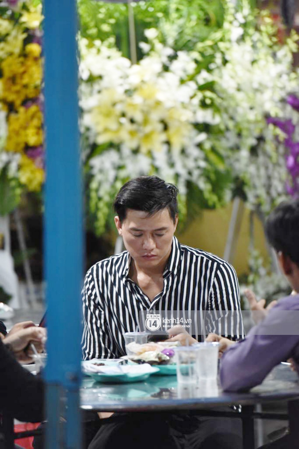 Dàn nghệ sĩ không giấu nổi đau buồn, bật khóc trong tang lễ Anh Vũ ngày thứ 2