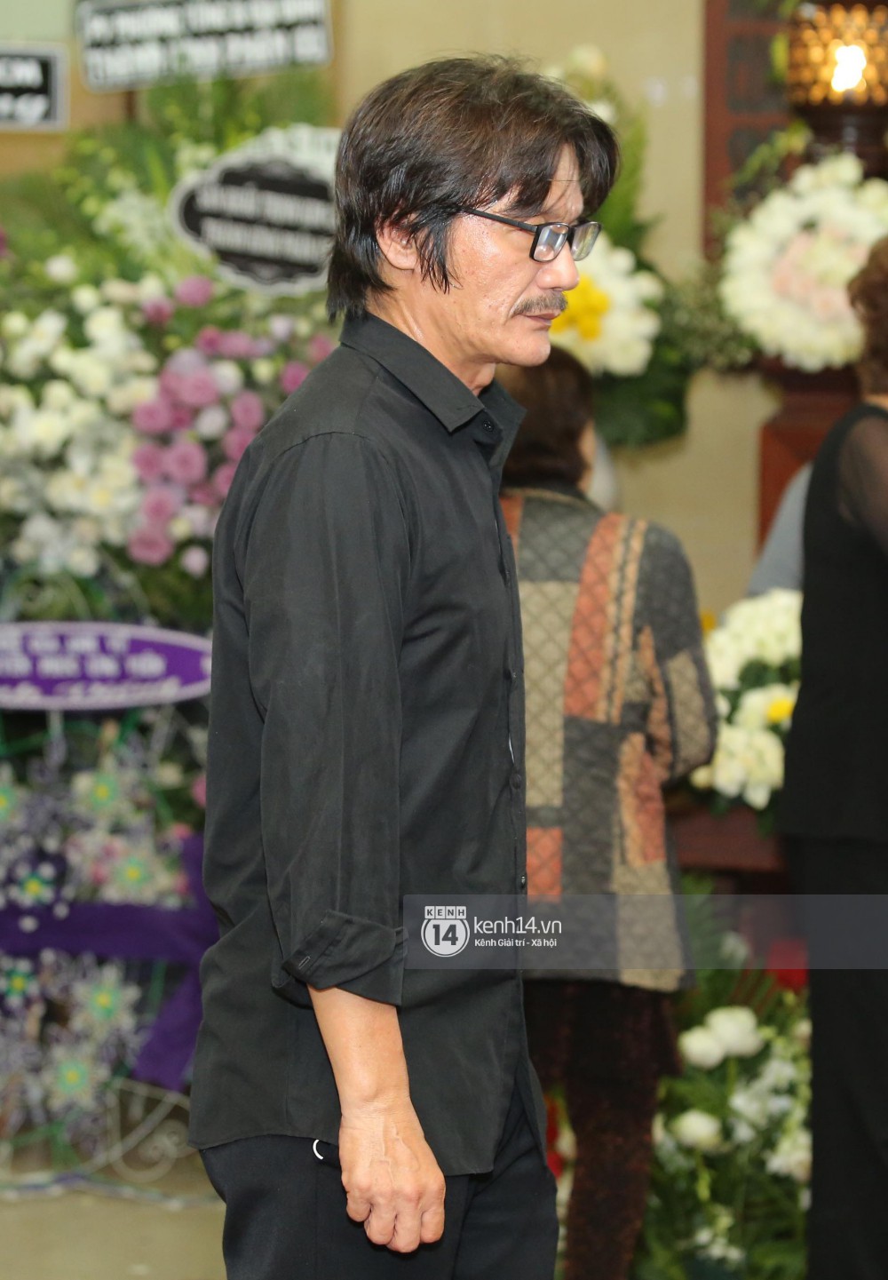 Dàn nghệ sĩ không giấu nổi đau buồn, bật khóc trong tang lễ Anh Vũ ngày thứ 2