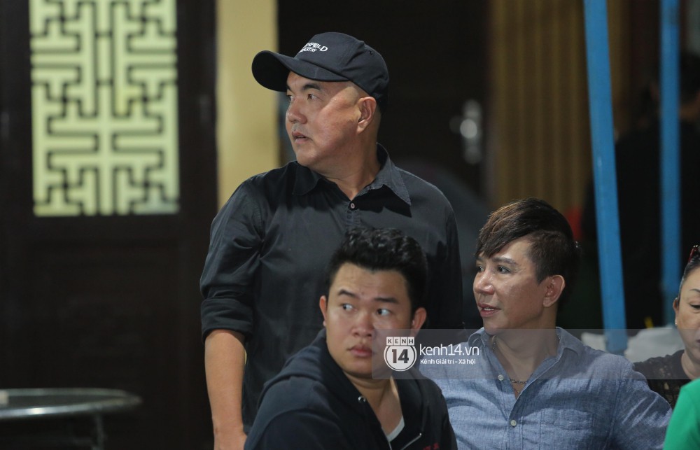 Dàn nghệ sĩ không giấu nổi đau buồn, bật khóc trong tang lễ Anh Vũ ngày thứ 2