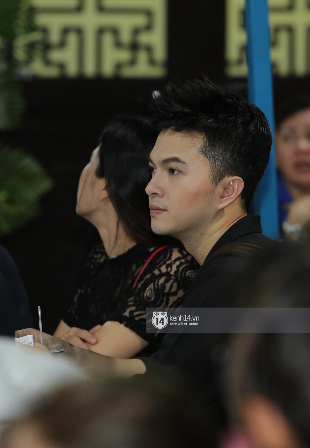 Dàn nghệ sĩ không giấu nổi đau buồn, bật khóc trong tang lễ Anh Vũ ngày thứ 2