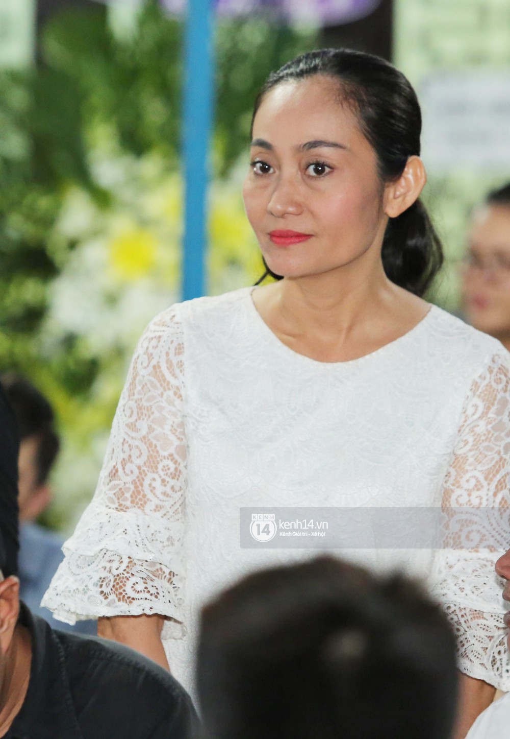 Dàn nghệ sĩ không giấu nổi đau buồn, bật khóc trong tang lễ Anh Vũ ngày thứ 2