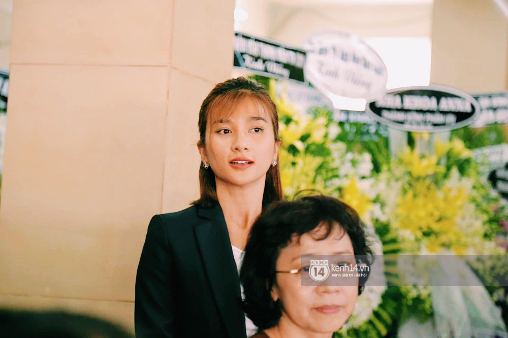 Dàn nghệ sĩ không giấu nổi đau buồn, bật khóc trong tang lễ Anh Vũ ngày thứ 2