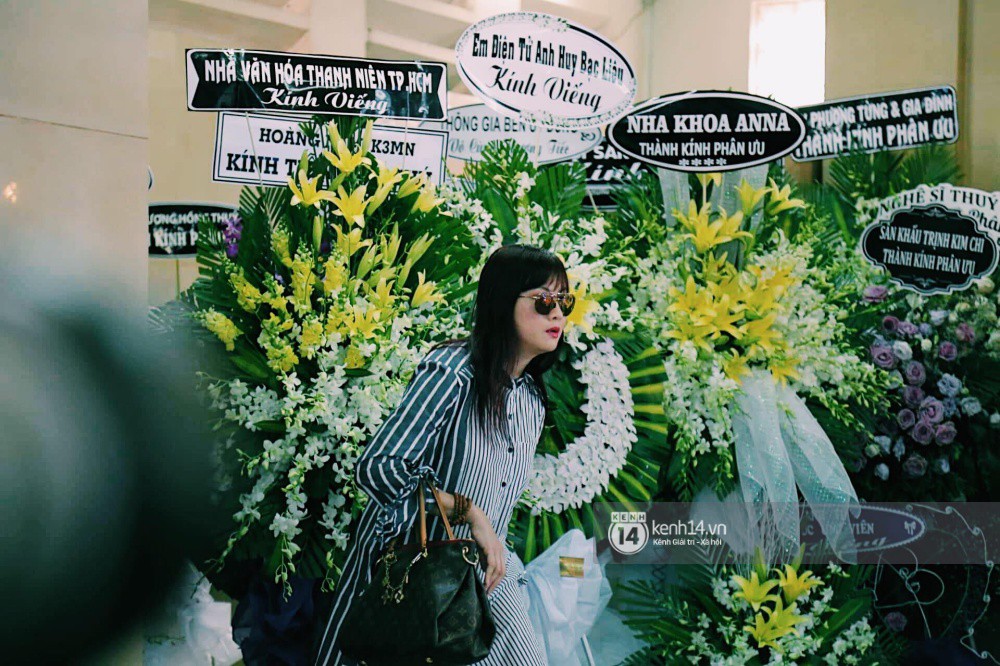 Dàn nghệ sĩ không giấu nổi đau buồn, bật khóc trong tang lễ Anh Vũ ngày thứ 2