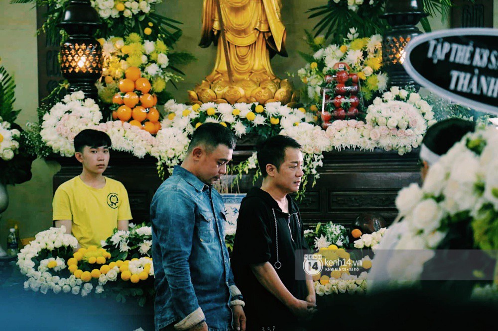 Dàn nghệ sĩ không giấu nổi đau buồn, bật khóc trong tang lễ Anh Vũ ngày thứ 2