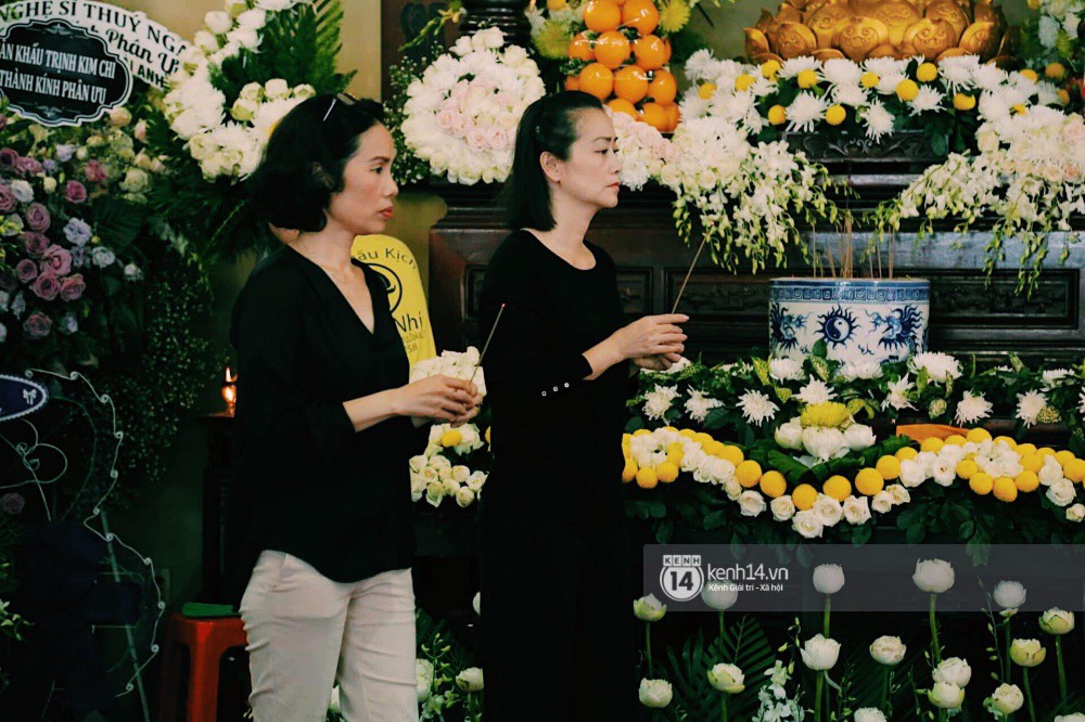 Dàn nghệ sĩ không giấu nổi đau buồn, bật khóc trong tang lễ Anh Vũ ngày thứ 2