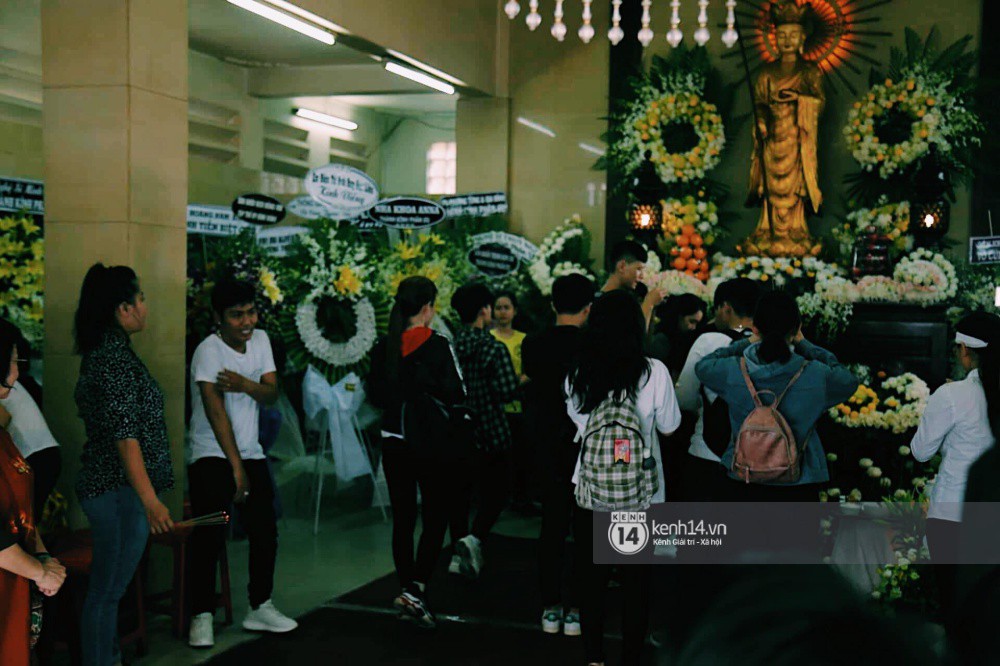 Dàn nghệ sĩ không giấu nổi đau buồn, bật khóc trong tang lễ Anh Vũ ngày thứ 2
