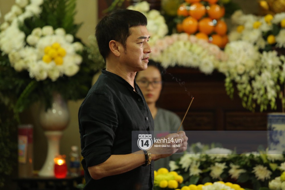Dàn nghệ sĩ không giấu nổi đau buồn, bật khóc trong tang lễ Anh Vũ ngày thứ 2