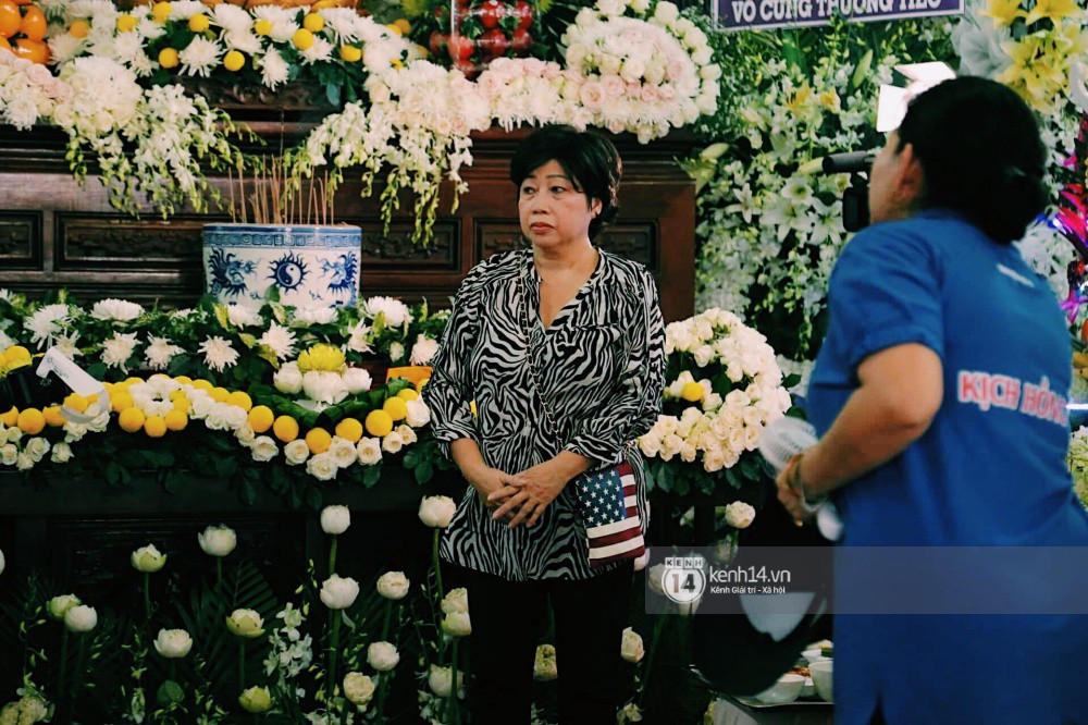 Dàn nghệ sĩ không giấu nổi đau buồn, bật khóc trong tang lễ Anh Vũ ngày thứ 2