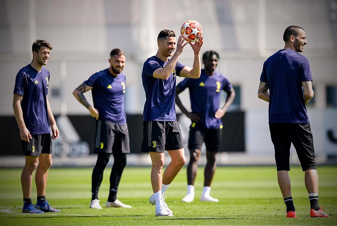 Ronaldo trở lại tập luyện, Juventus tự tin làm gỏi Ajax ngay tại Hà Lan