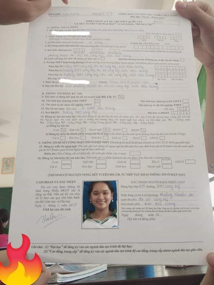Tưởng đã biết rõ đám học trò có IQ vô cực thế nào rồi, nhìn qua chiếc ảnh thẻ này lại càng thấy khâm phục hơn