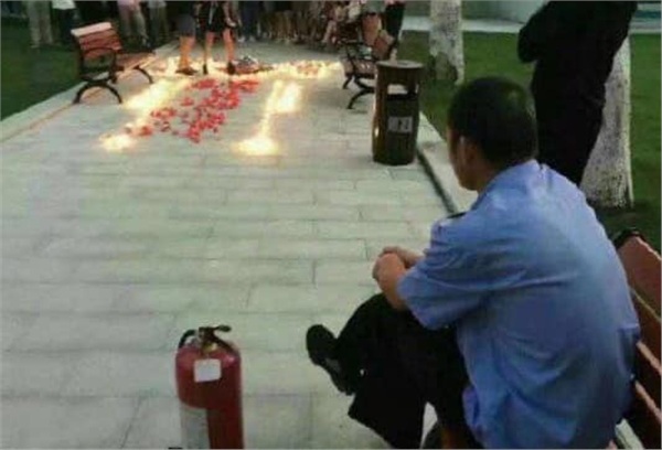 Thanh niên thắp nến tỏ tình lãng mạn dưới sân ký túc xá, bác bảo vệ có tâm chuẩn bị sẵn bình chữa cháy ngồi ngay bên cạnh