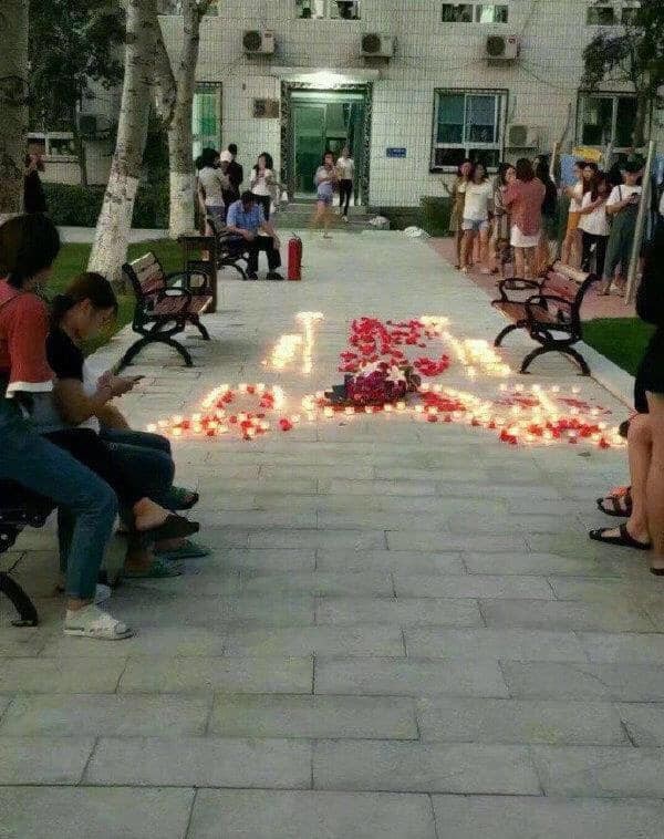 Thanh niên thắp nến tỏ tình lãng mạn dưới sân ký túc xá, bác bảo vệ có tâm chuẩn bị sẵn bình chữa cháy ngồi ngay bên cạnh