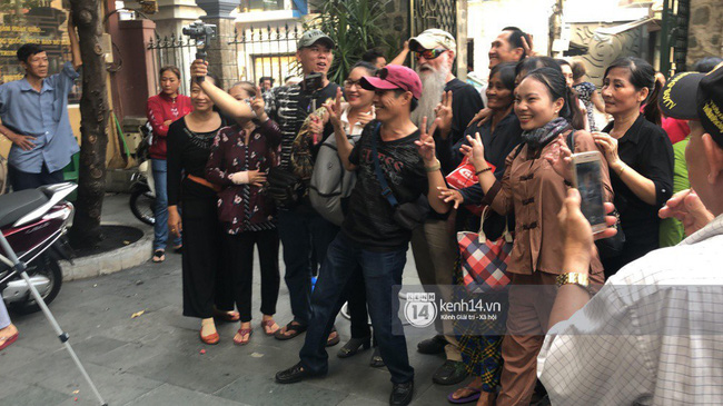 Đến đám tang nghệ sĩ Anh Vũ chụp ảnh tươi cười rồi bắn tim trước cáo phó, cô gái bị chỉ trích phải xóa vội status