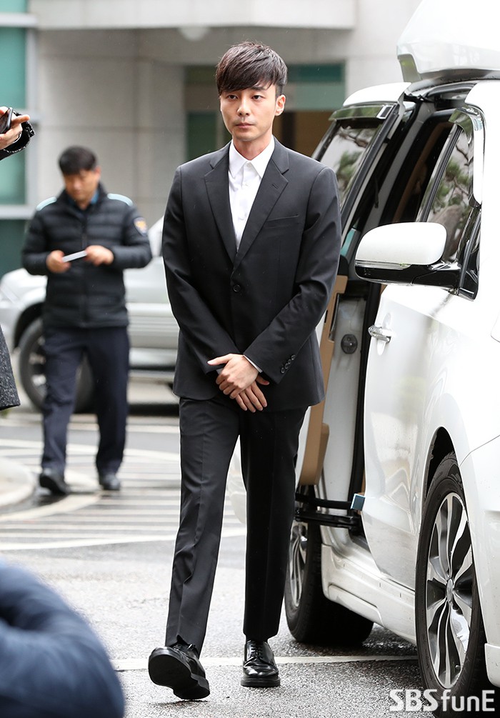 Hoàng tử sơn ca chính thức trình diện cảnh sát vì tội quay clip sex: Mặt hốc hác, phóng viên đông đến ngỡ ngàng