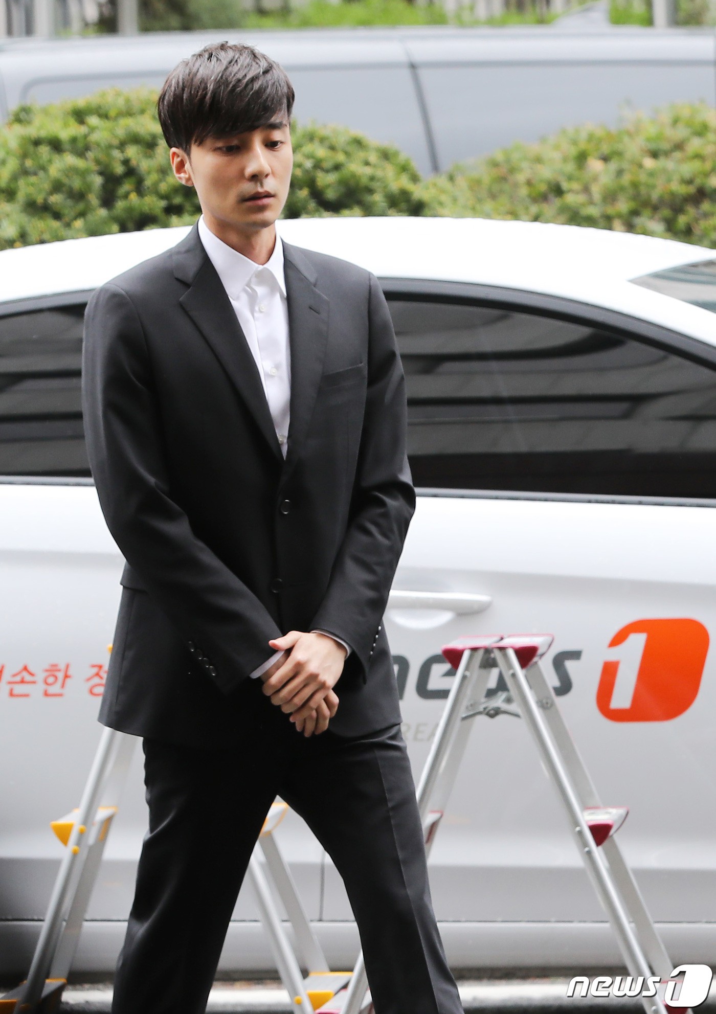 Hoàng tử sơn ca chính thức trình diện cảnh sát vì tội quay clip sex: Mặt hốc hác, phóng viên đông đến ngỡ ngàng