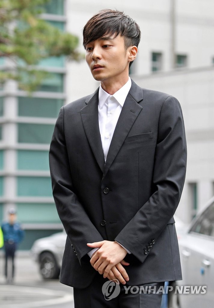 Hoàng tử sơn ca chính thức trình diện cảnh sát vì tội quay clip sex: Mặt hốc hác, phóng viên đông đến ngỡ ngàng