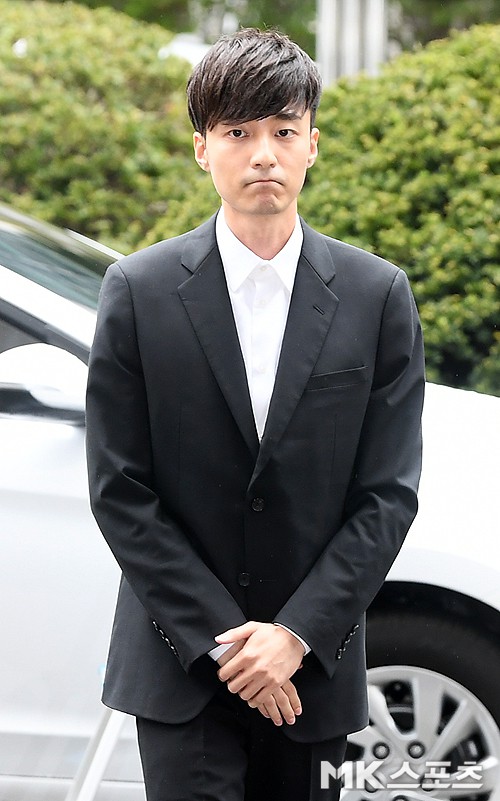 Hoàng tử sơn ca chính thức trình diện cảnh sát vì tội quay clip sex: Mặt hốc hác, phóng viên đông đến ngỡ ngàng