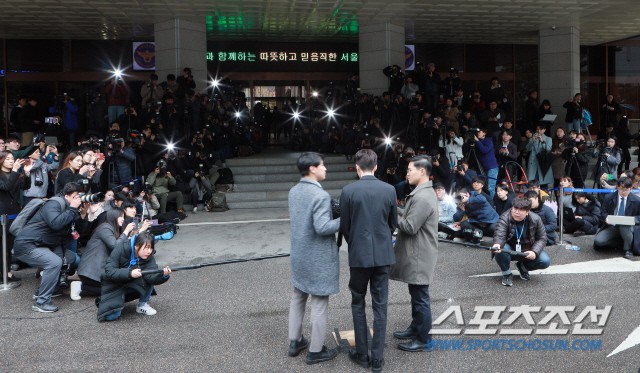 Hoàng tử sơn ca chính thức trình diện cảnh sát vì tội quay clip sex: Mặt hốc hác, phóng viên đông đến ngỡ ngàng