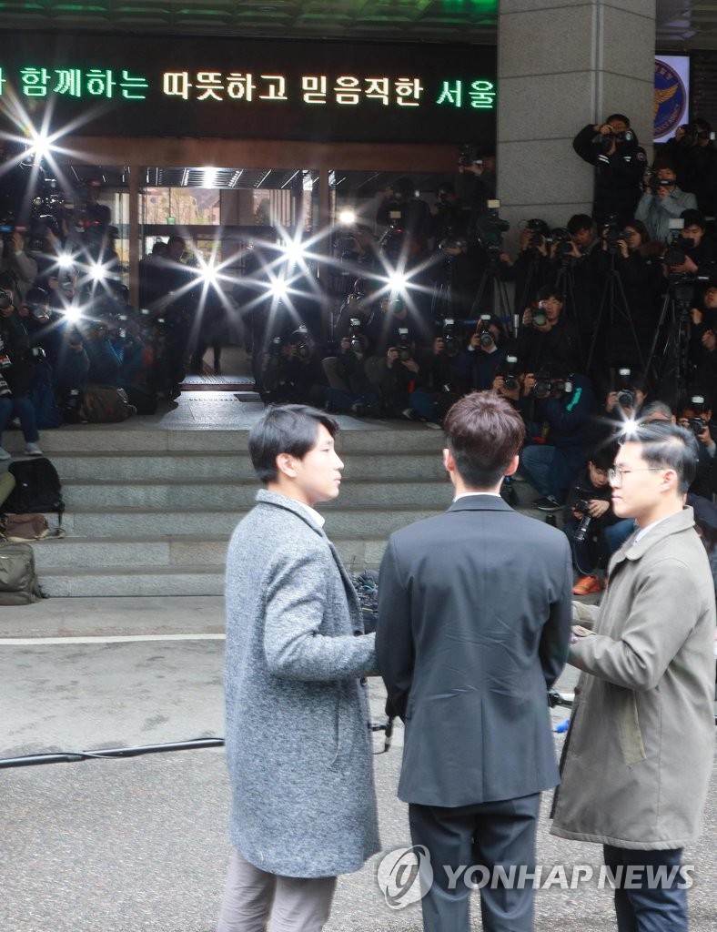 Hoàng tử sơn ca chính thức trình diện cảnh sát vì tội quay clip sex: Mặt hốc hác, phóng viên đông đến ngỡ ngàng