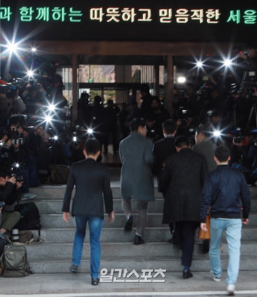 Hoàng tử sơn ca chính thức trình diện cảnh sát vì tội quay clip sex: Mặt hốc hác, phóng viên đông đến ngỡ ngàng