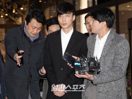 Hoàng tử sơn ca chính thức trình diện cảnh sát vì tội quay clip sex: Mặt hốc hác, phóng viên đông đến ngỡ ngàng