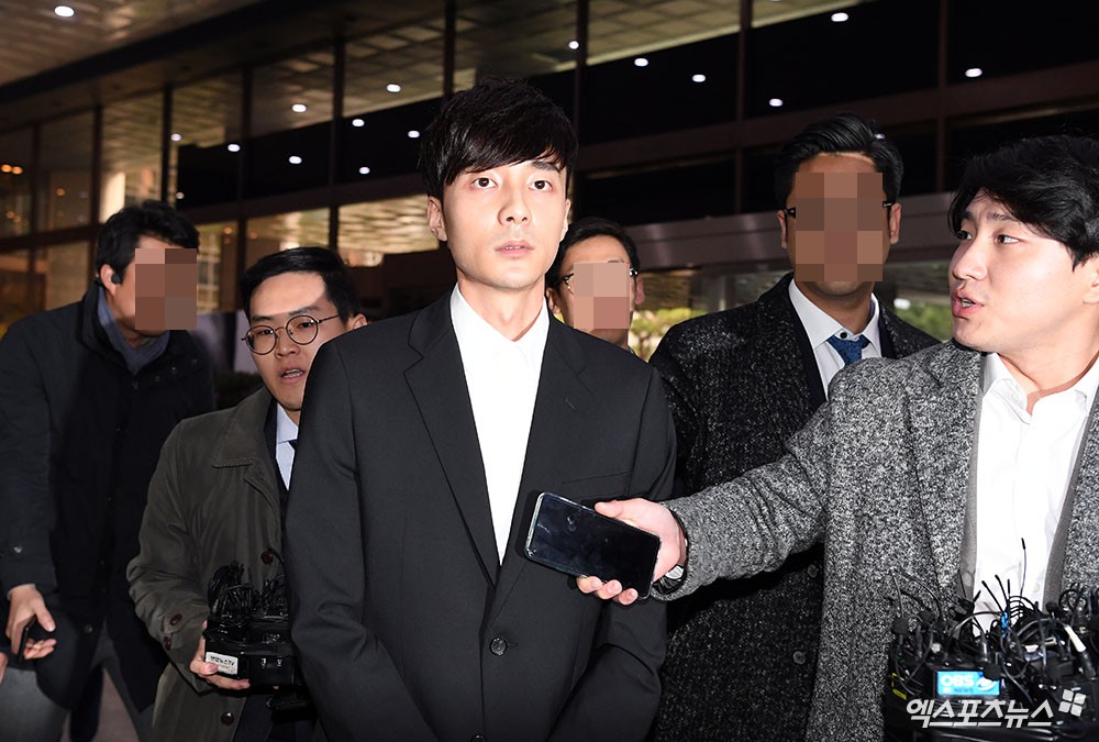 Hoàng tử sơn ca chính thức trình diện cảnh sát vì tội quay clip sex: Mặt hốc hác, phóng viên đông đến ngỡ ngàng