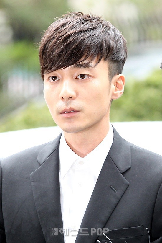 Hoàng tử sơn ca chính thức trình diện cảnh sát vì tội quay clip sex: Mặt hốc hác, phóng viên đông đến ngỡ ngàng