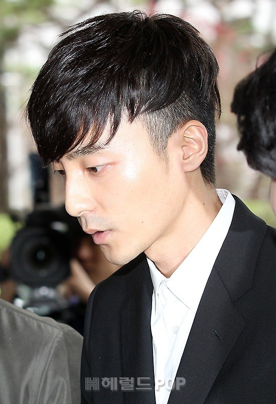 Hoàng tử sơn ca chính thức trình diện cảnh sát vì tội quay clip sex: Mặt hốc hác, phóng viên đông đến ngỡ ngàng